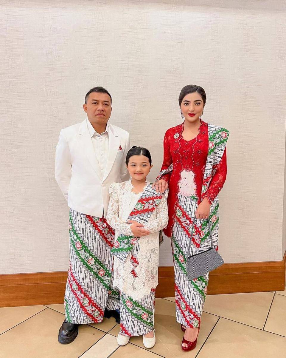 Kebaya brokat untuk ibu dan anak. (instagram.com/ashanty_ash)