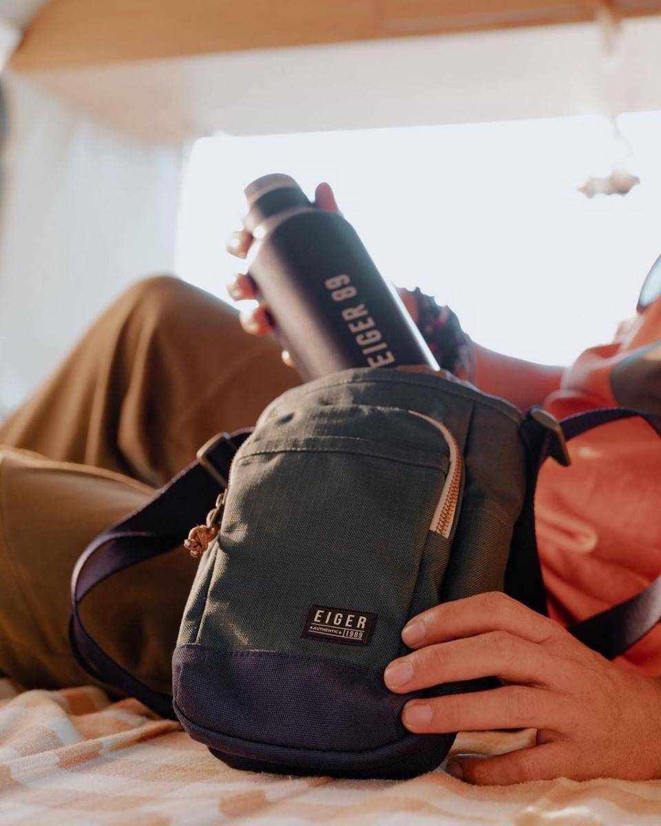 Salah satu produk dari Eiger, tas kecil dan botol minuman (instagram.com/eigeradventure)