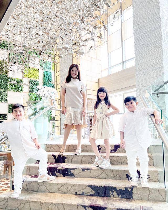 potret Dhena Devanka dan ketiga anaknya (instagram.com/dhenaaldhaliadevanka)