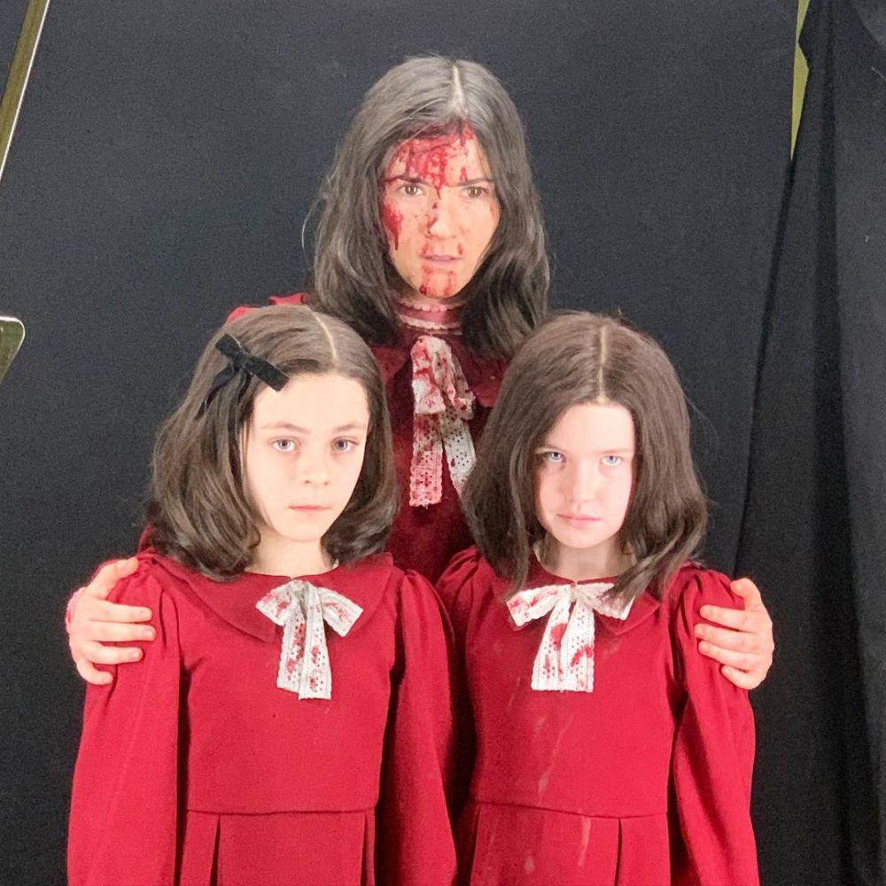 Isabelle Fuhrman bersama dua body doublenya dalam Orphan: First Kill (Instagram.com/isabellefur)