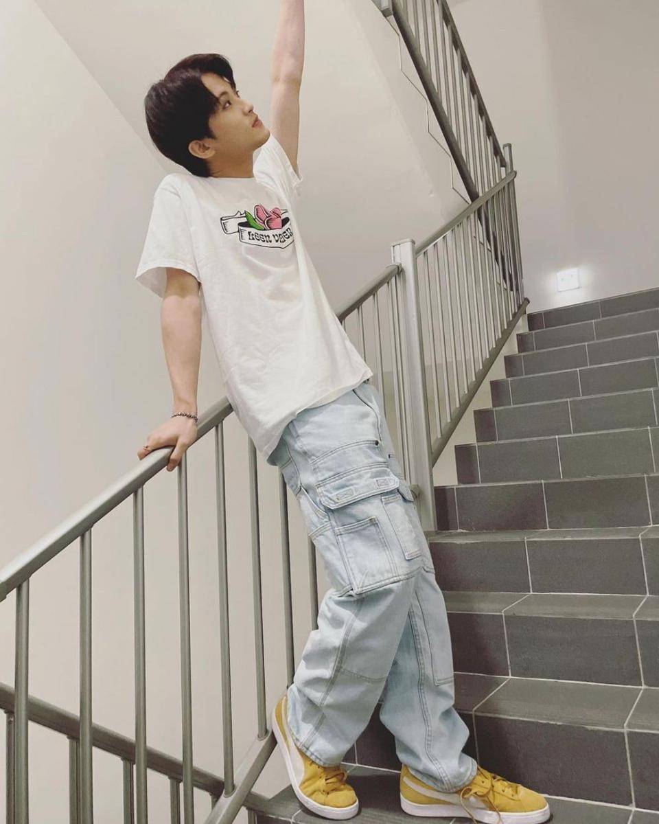 Inspirasi outfit ala Mark Lee (instagram/onyourm__ark)