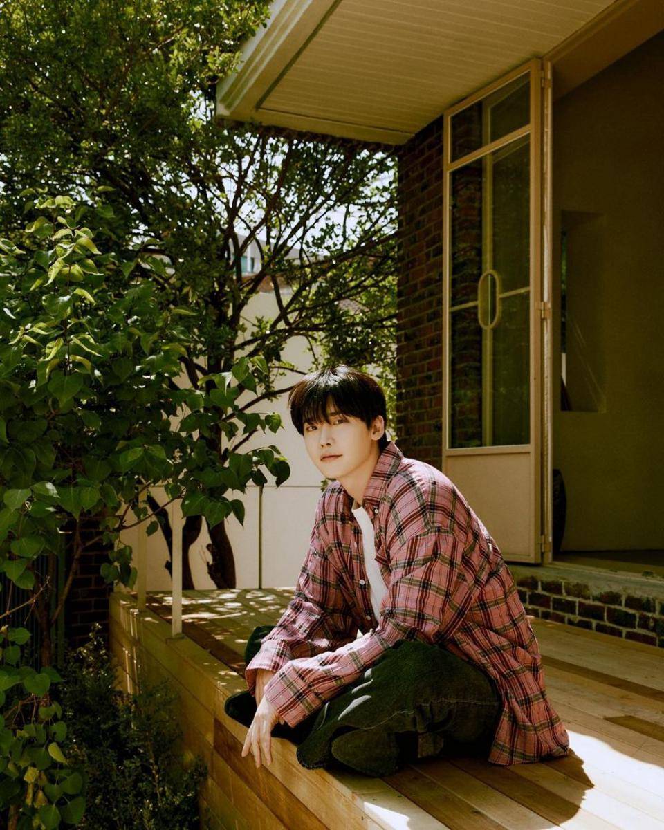 Lee Jong Suk (instagram.com/jongsuk0206)