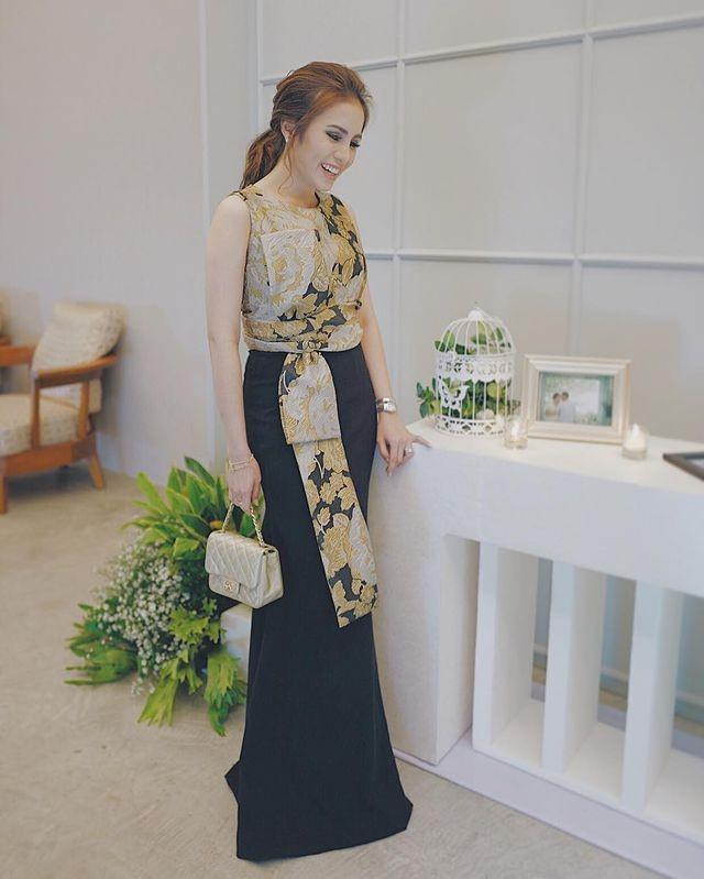 inspirasi baju kondangan motif floral (instagram.com/therealmomogeisha)