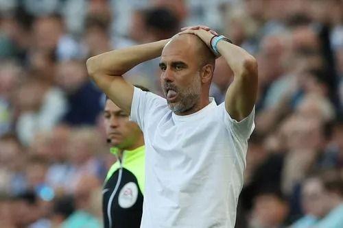Pep Guardiola terlihat gusar saat direpotkan Newcastle, Minggu (21/8/2022). (premierleague.com)