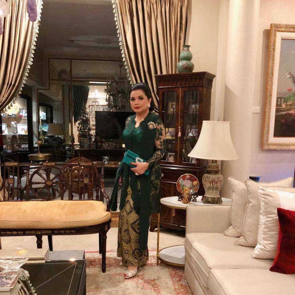 inspirasi baju kondangan warna hijau emerald (instagram.com/yanti.airlangga)