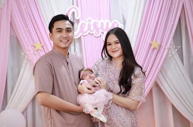 10 Potret Akikah Anak Pertama Lutfi Agizal, Sederhana Bareng Keluarga