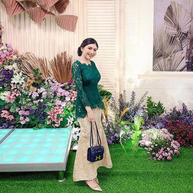 inspirasi baju kondangan warna hijau emerald (instagram.com/ricaandriani)