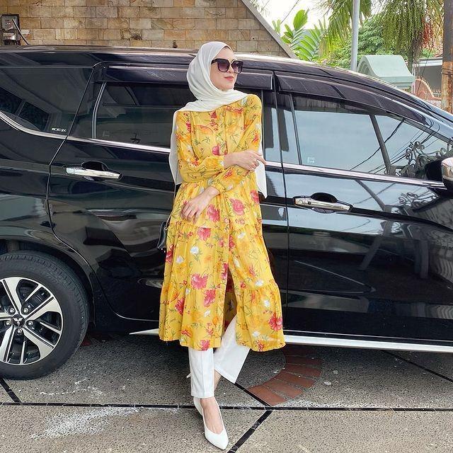 inspirasi baju kondangan motif floral (instagram.com/deliaseptianti)
