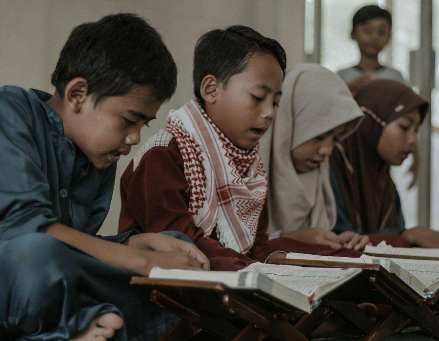 Anak-anak sedang membaca Al-Quran. (unsplash.com/Andri Helmansyah)