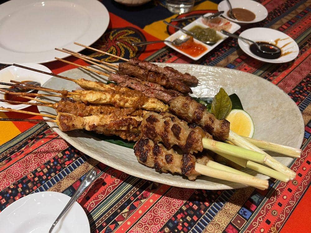 Sate lilit, makanan khas Bali di festival kuliner Indonesia. (dok. KBRI Beijing)