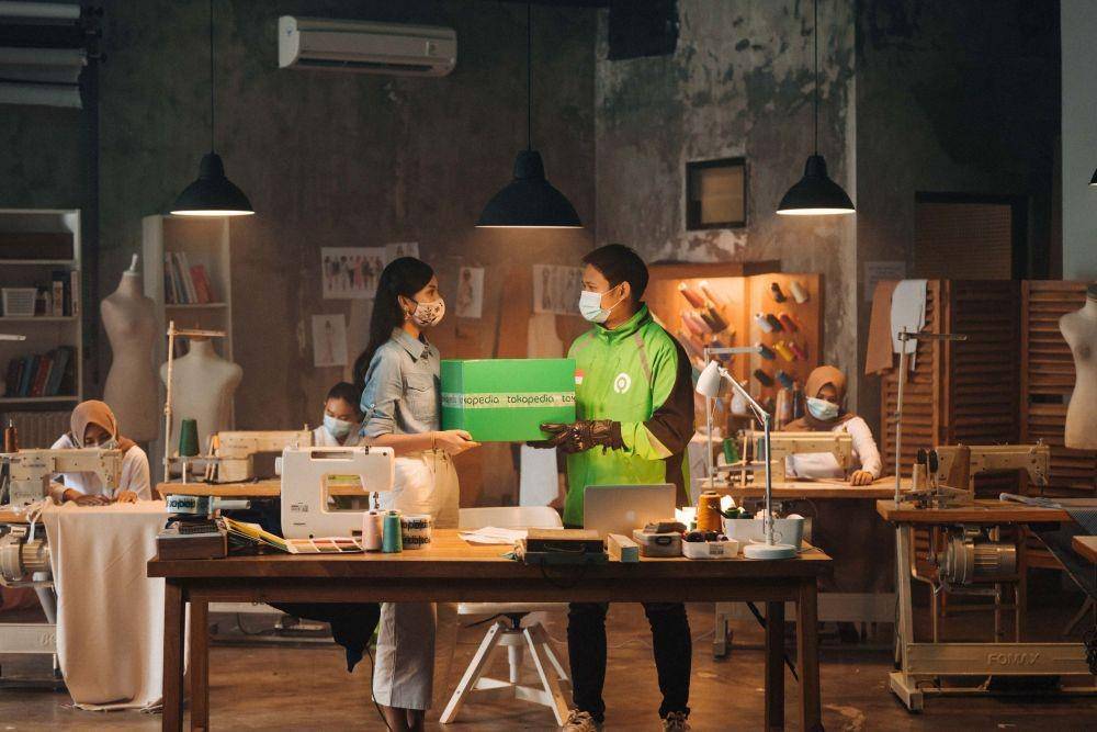 Pengumudi Gojek membawa paket Tokopedia (Dok. GoPay)