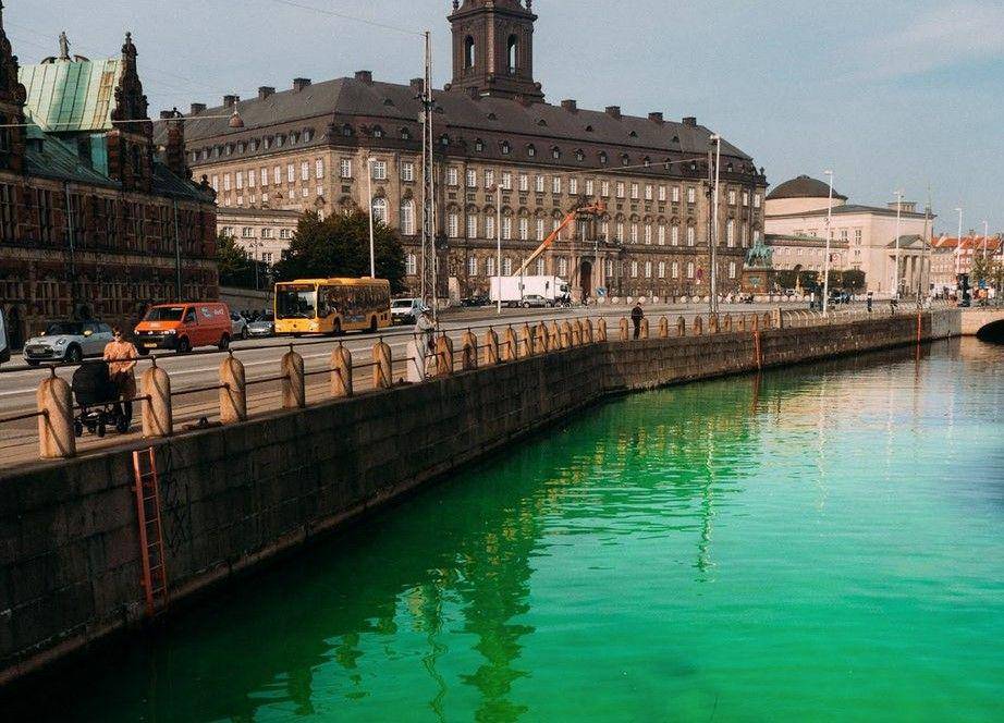 Aksi protes yang dilakukan Extinction Rebellion dengan menyebarkan pewarna hijau nonpolutan di sebuah sungai di Kopenhagen. (twitter.com/ExtinctionRDK)