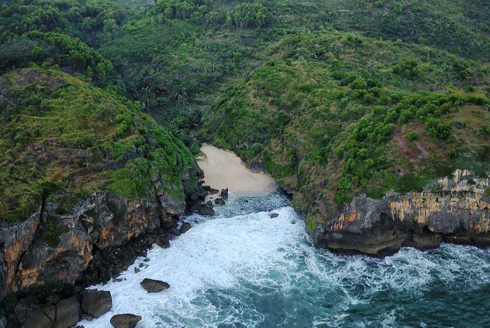 10 Potret Pantai Ngluwen Yogyakarta, Wisata Tersembunyi yang Menawan