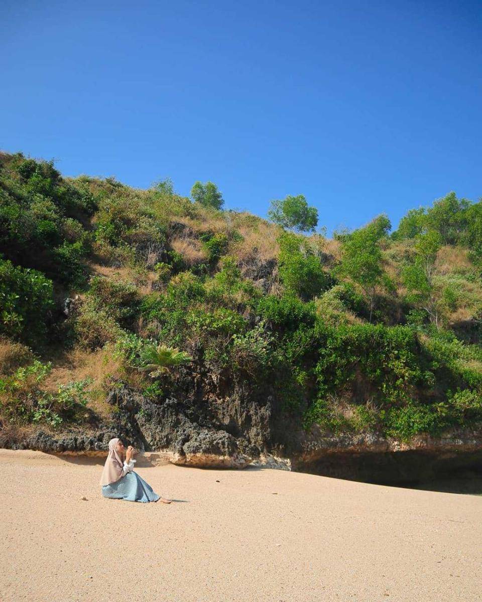 Pantai Ngluwen (instagram.com/dewi_rhmd)