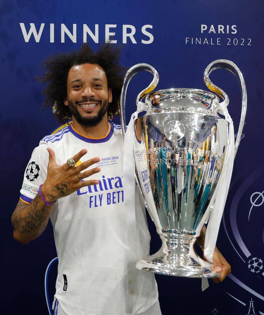 Marcelo ikut andil membantu Rela Madrid merengkuh trofi Champions League 2021/2022. (twitter.com/MarceloM12)