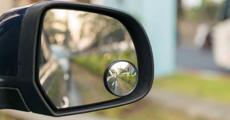 Ilustrasi kaca tambahan pada spion mobil (whichcar.com)