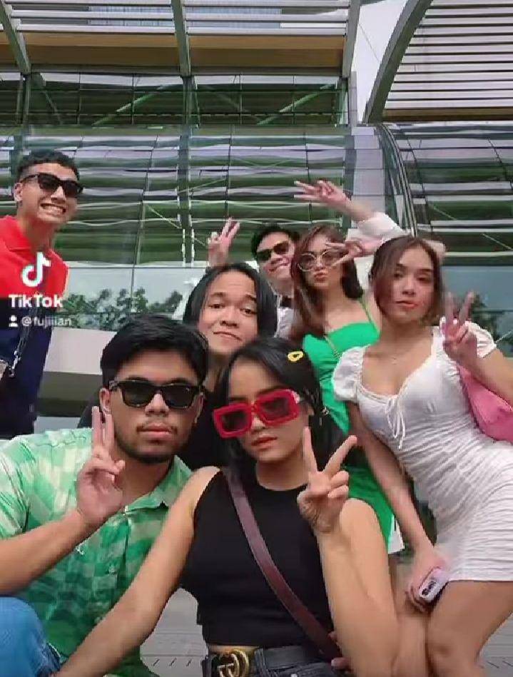potret Fuji dan Thariq nonton konser Billie Eilish di Singapura (instagram.com/fuji_an)