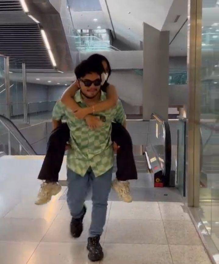 potret Fuji dan Thariq nonton konser Billie Eilish di Singapura (instagram.com/cakradaeng)