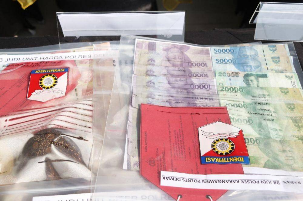 Barang bukti pengungkapan judi online di Jawa Tengah. (Dok Humas Polda Jateng)