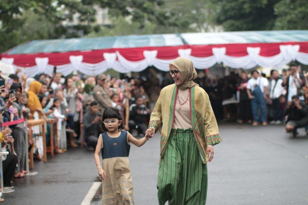 Potret Rangkasbitung Fashion Week, Bupati Iti Tampil Kece
