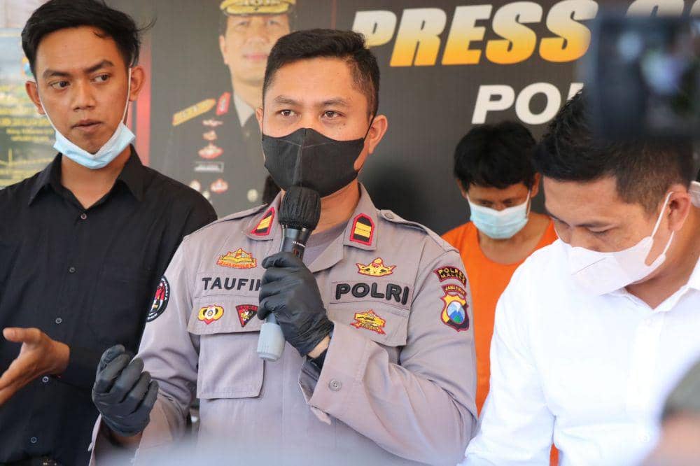 Polisi saat memberikan penjelasan mengenai kasus judi online di Malang. Dok/Humas Polres Malang