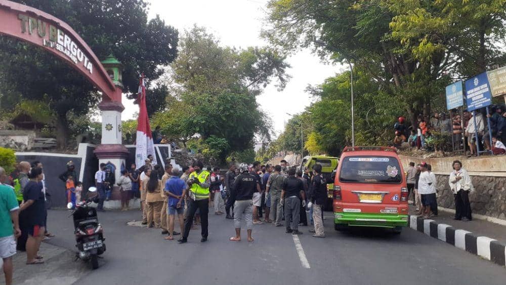 Warga berkerumun saat angkot menabrak tebing Makam Bergota. (IDN Times/bt)