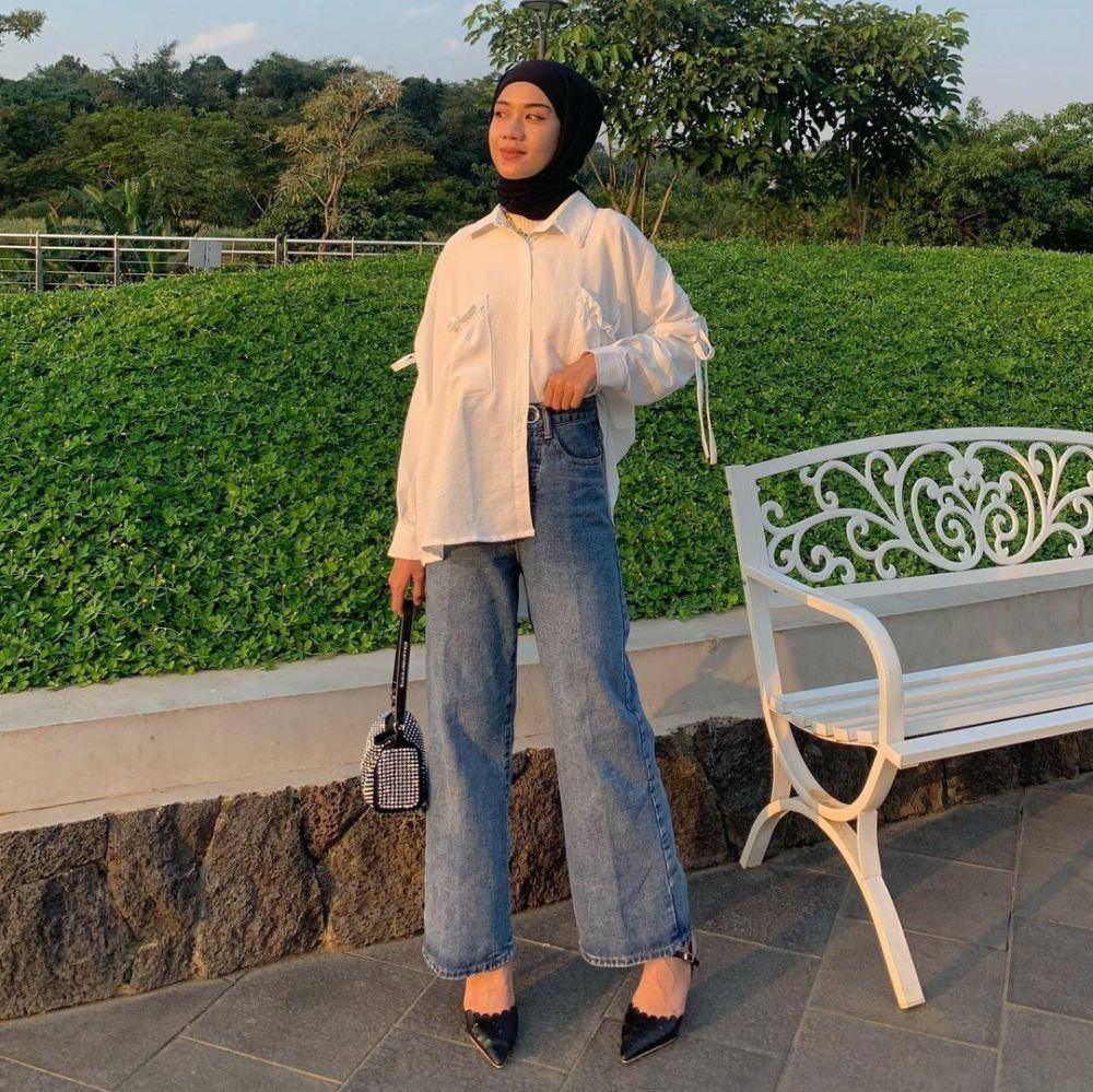 inspirasi OOTD kemeja putih (instagram.com/deliaaystn)
