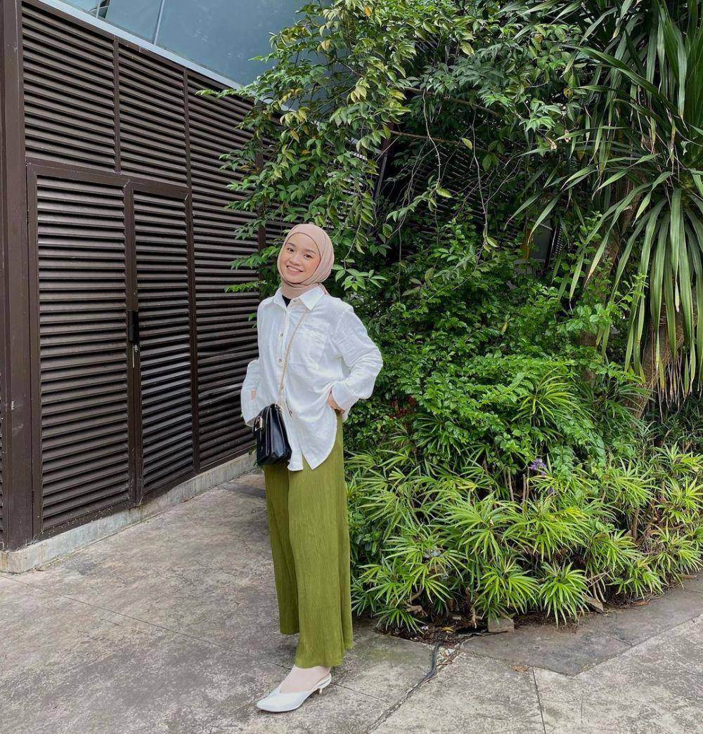 inspirasi OOTD kemeja putih (instagram.com/elvinaprn)