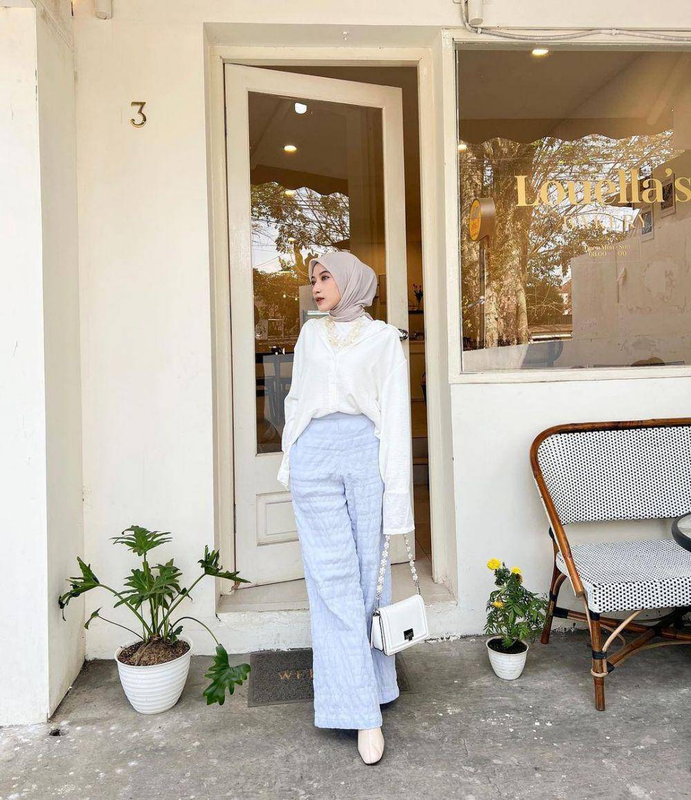 inspirasi OOTD kemeja putih (instagram.com/rafikarahmaaa)