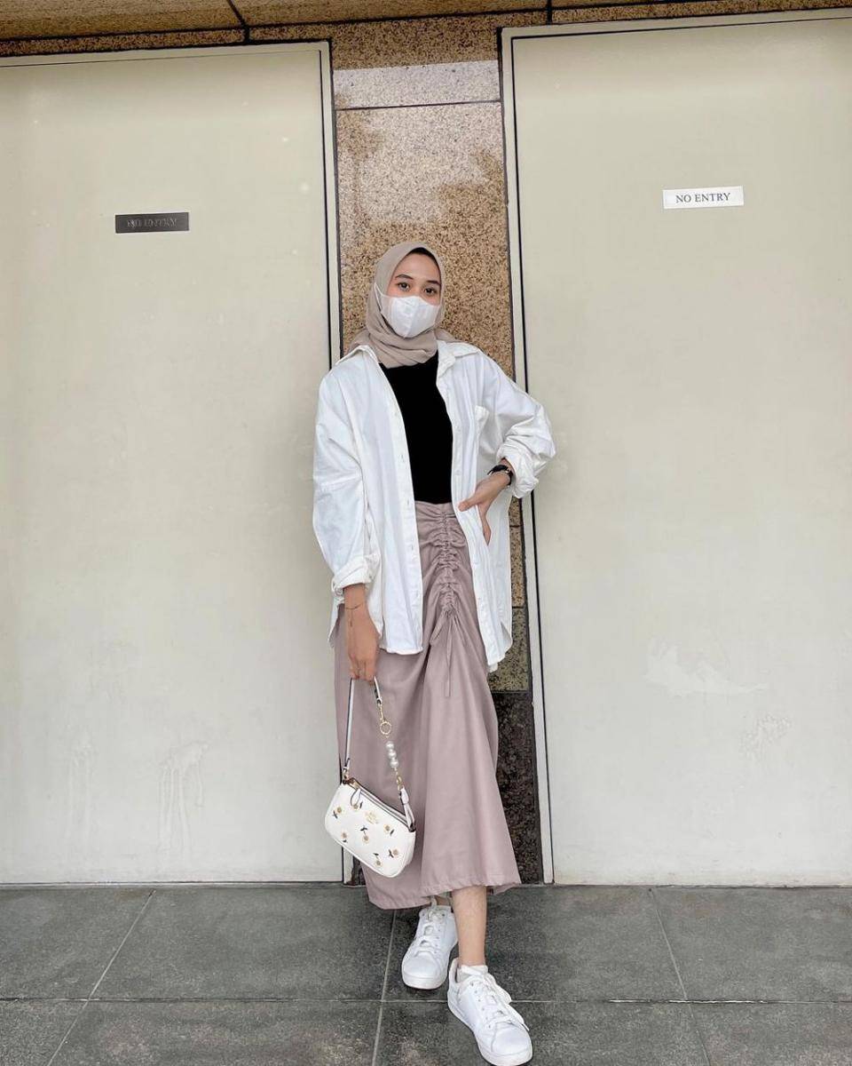 inspirasi OOTD kemeja putih (instagram.com/listian_dini)
