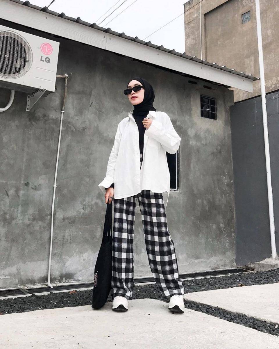 inspirasi OOTD kemeja putih (instagram.com/dna.slvia)