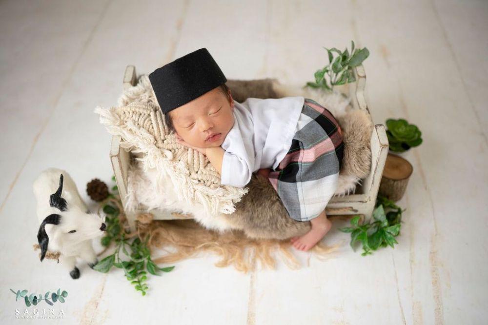 Pemotretan newborn anak Rizal Armada. (instagram.com/monicaimas)