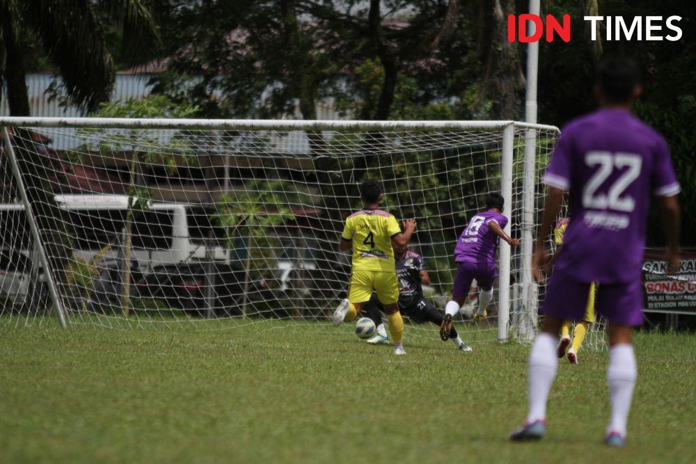 Duel Tuak FC kontra Lae Hole FC pada lanjutan Bonas Cup 2022 Zona Medan (IDN Times/Doni Hermawan)