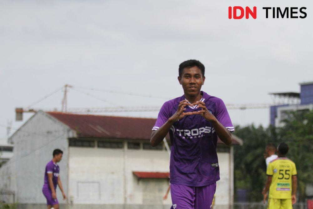 Pemain Tuak FC, Deny Syahputra Tanjung merayakan gol ke gawang Lae Hole FC, Senin (22/8/2022) (IDN Times/Doni Hermawan)