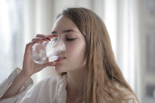 ilustrasi minum air (pexels.com/Andrea Piacquadio)
