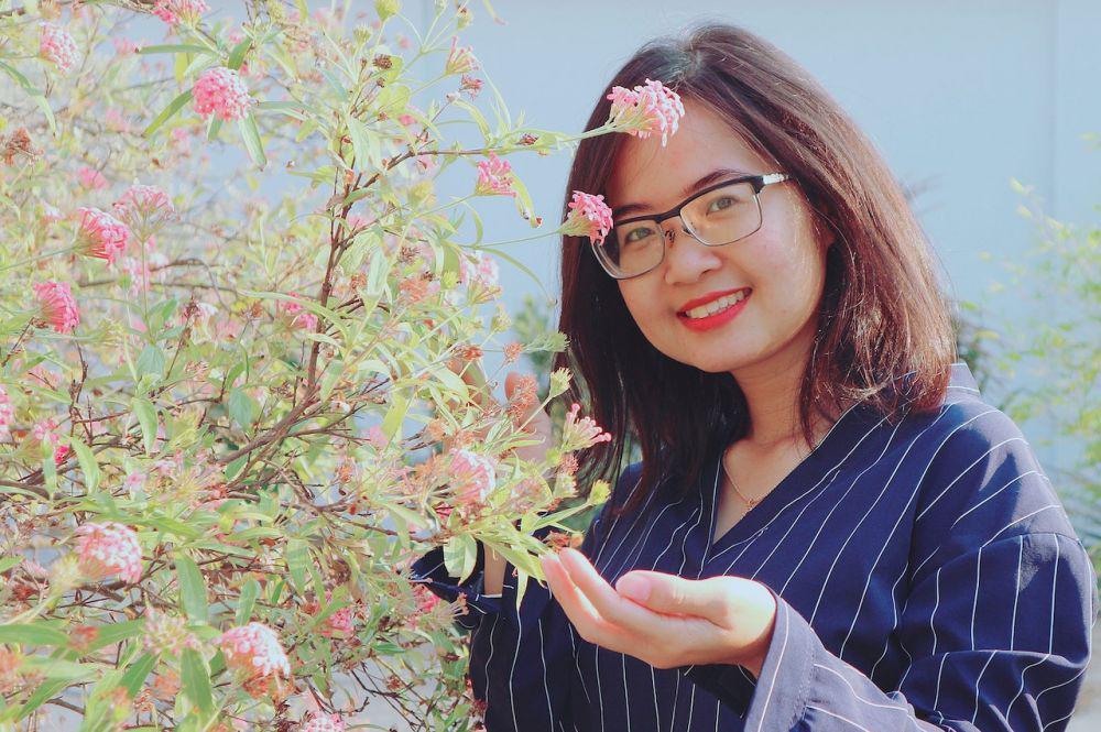 ilustrasi perempuan tersenyum (pexels.com/Bich Tran)