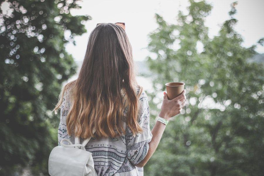ilustrasi wanita melihat pemandangan (pexels.com/Maria Tyutina)
