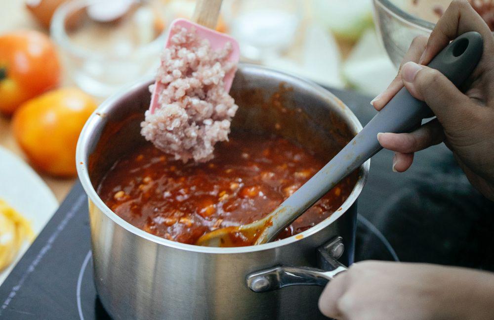 ilustrasi memasukkan bahan masakan (pexels.com/Katerina Holmes)
