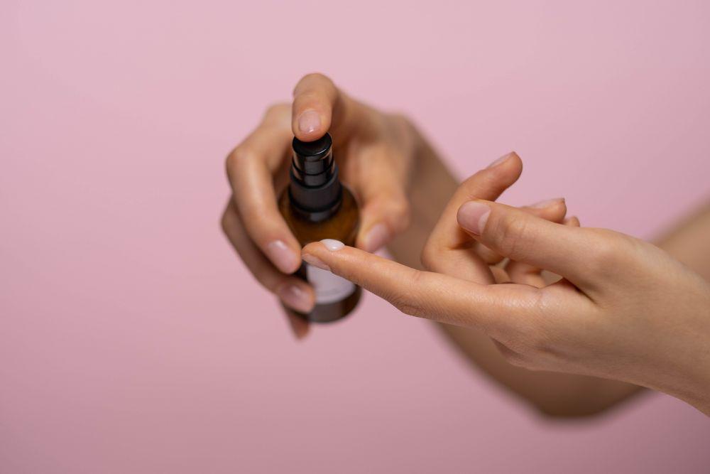 ilustrasi tangan wanita menuang serum (pexels.com/Ron Lach)