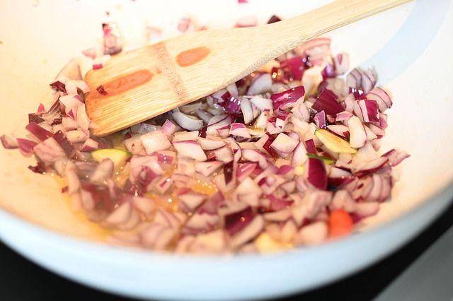 ilustrasi menggoreng bawang merah (pixabay.com/ottawagraphics)