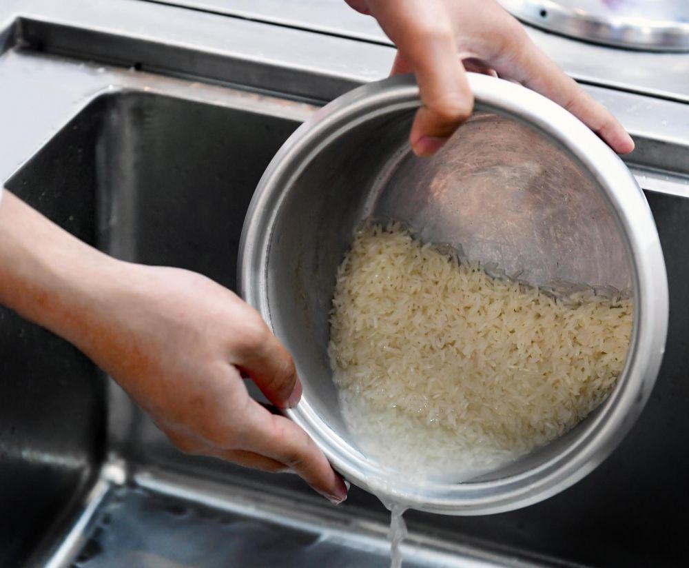 5 Tips Memasak Nasi anti Lengket di Rice Cooker, No Ribet!