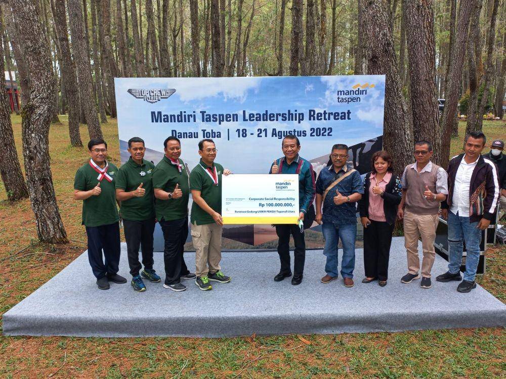 Bank Mandiri Taspen menyerahkan bantuan CSR kepada Pemerintah Kabupaten Tapanuli Utara sebesar Rp100 juta. (Dok. IDN Times)