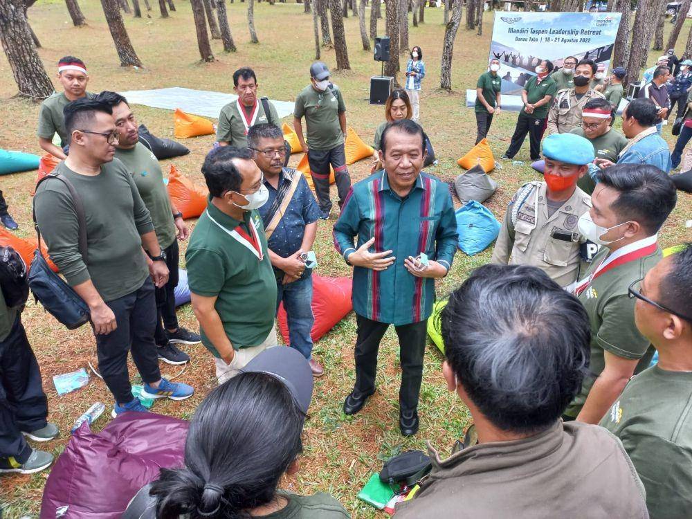 Bank Mandiri Taspen menyerahkan bantuan CSR kepada Pemerintah Kabupaten Tapanuli Utara sebesar Rp100 juta. (Dok. IDN Times)