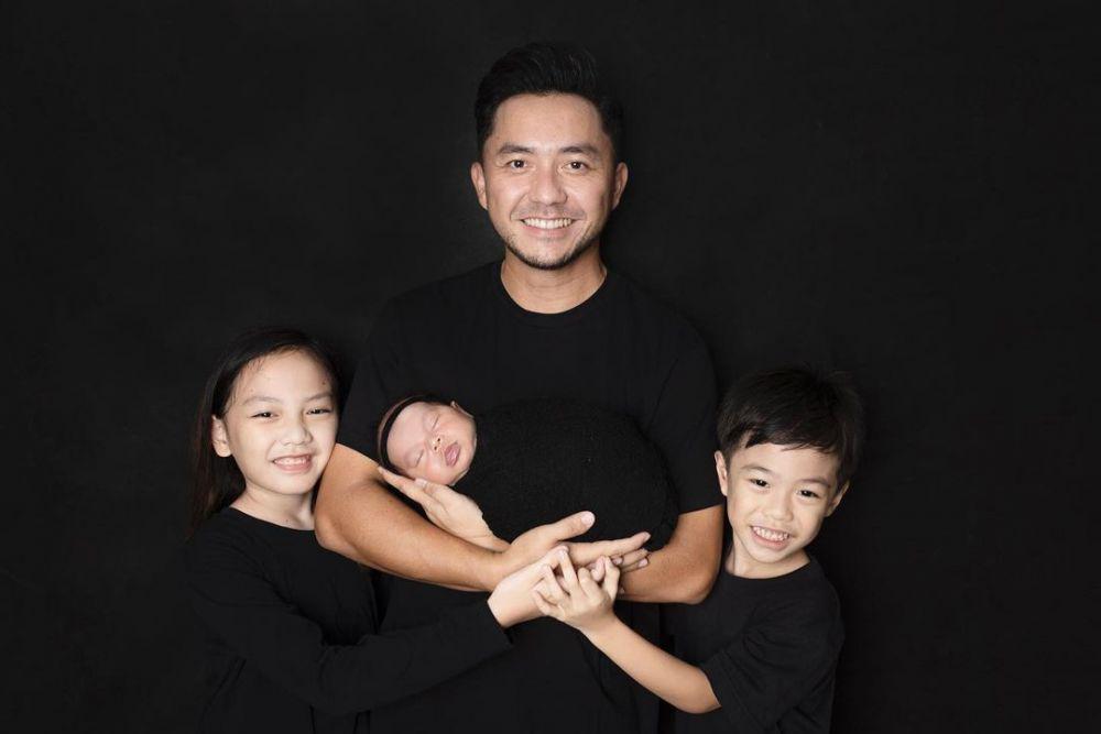 10 Selebriti Menyandang Status Hot Daddy saat Menggendong Bayinya