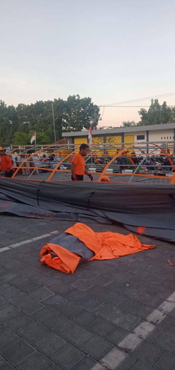 Pendirian tenda di halaman RSUD Soedjono Selong (IDN Times/Istimewa)