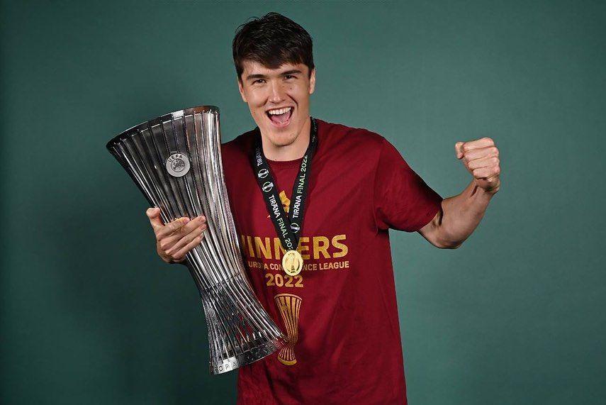 Eldor Shomurodov memenangi Europa Conference League 2021/2022 bersama AS Roma. (instagram.com/shomurodov.eldor)