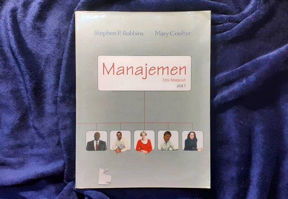 Cover buku Manajemen (instagram.com/buqubuquku)