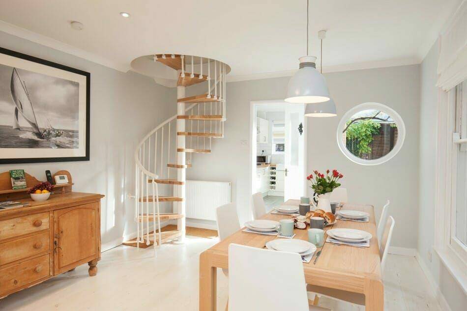 ruangan bertema coastal (decorilla.com)