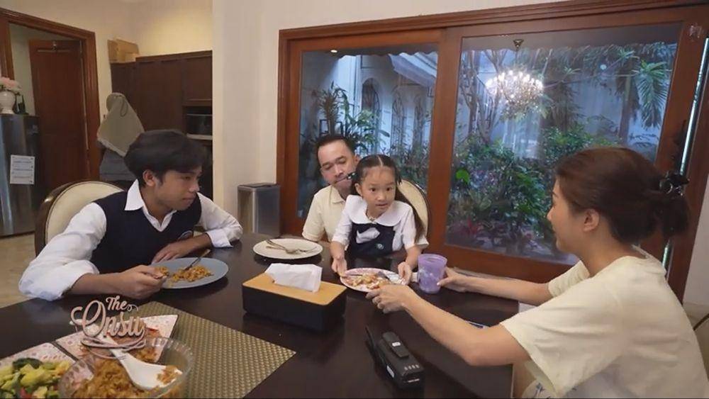 Ruben Onsu antar anak-anak sekolah (youtube.com/theonsu)