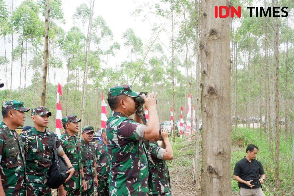 KSAD TNI Jenderal Dudung, saat melakukan peninjauan lokasi Mabesad di IKN (IDN Times/Riani Rahayu)